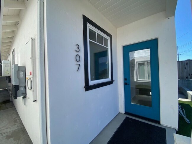 Building Photo - Pacific Grove Cottage!