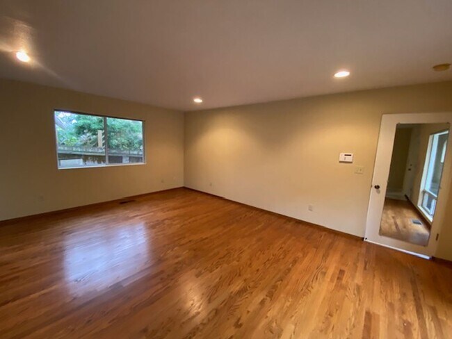 Building Photo - 835 17 Mile Dr