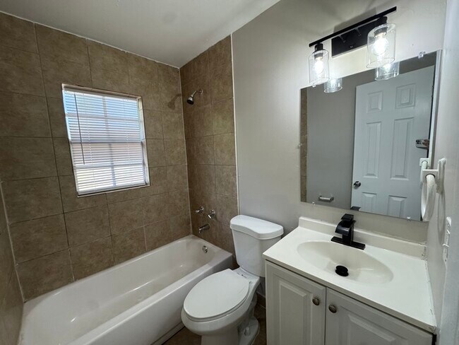 Building Photo - 4566 Chateau Rd