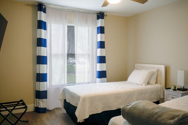 Building Photo - Fully remodeled 2 bed, 2 bath home in high...