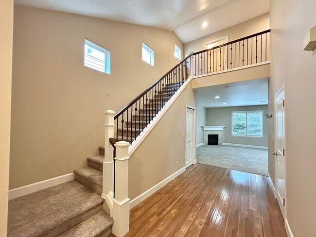 Building Photo - Gorgeous 4 Bed, 2.5 Bath Tuscany Home!