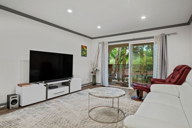 Building Photo - Fully Furnished 1BR/1BA – Top-Floor El Esc...