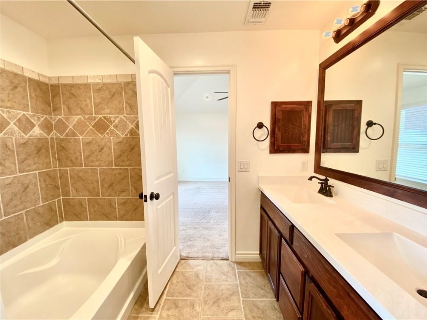 Master bathroom with tub - 2452 NW 190th St