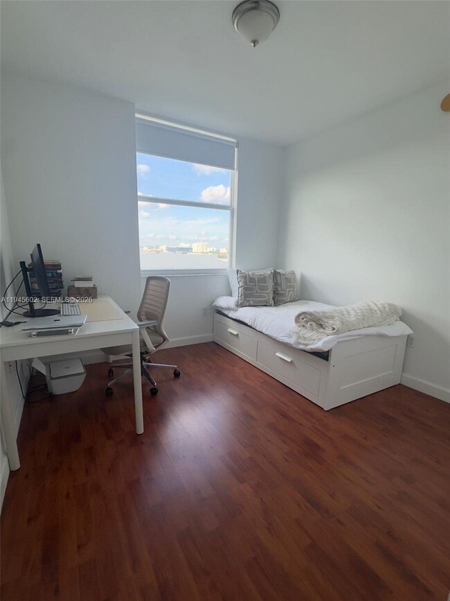 Building Photo - 1723 SW 2nd Ave