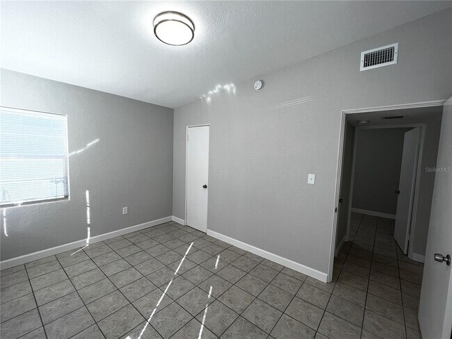 Building Photo - 1931 Carrigan Ave