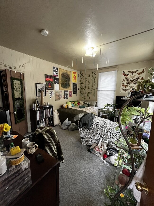 Building Photo - Nice 4 Bed 1 Bath close to UWEC and Water St! Available June 1st