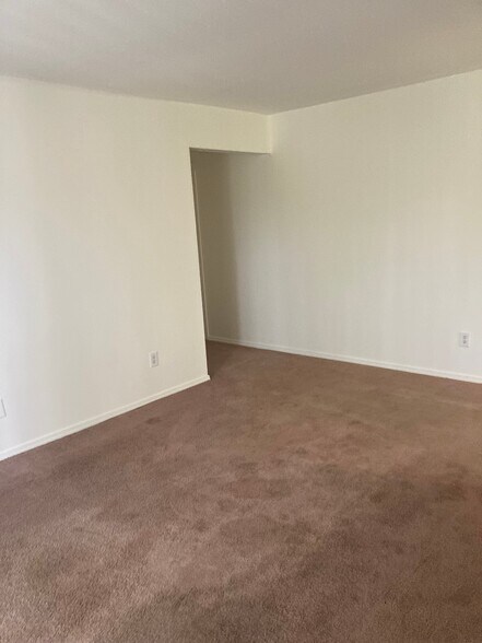 Building Photo - 21640 Hillside Dr