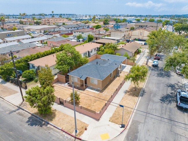 Building Photo - RECENTLY REMODELED, BRIGHT & AIRY 3BR2BA HOUSE ON SPACIOUS CORNER LOT W/ LARGE WRAP AROUND YARD &...