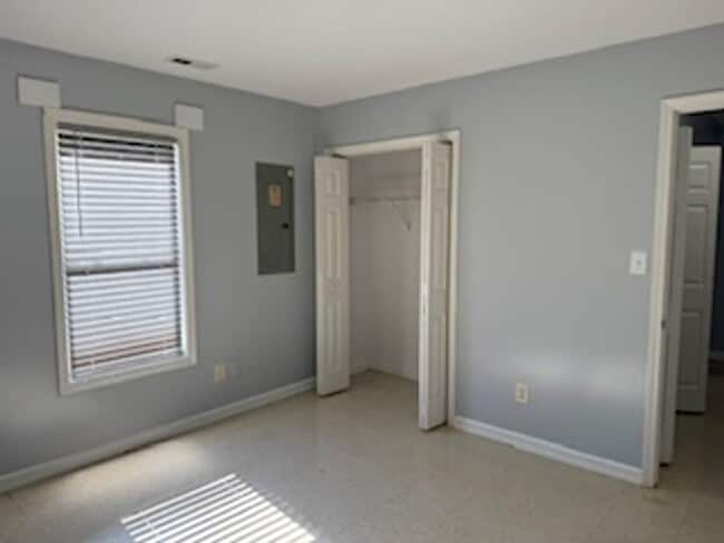 Building Photo - 245 Lakewood Dr