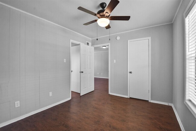 Building Photo - 1511 Broadmoor Dr