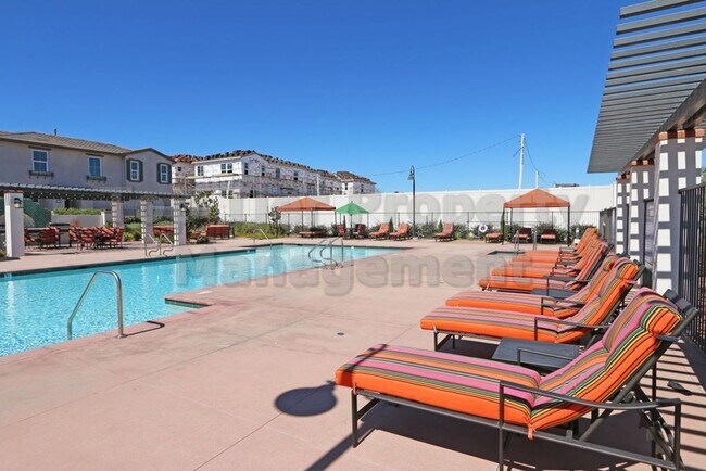 Building Photo - ***Charming 3 bed / 2.5 bath Townhome in O...