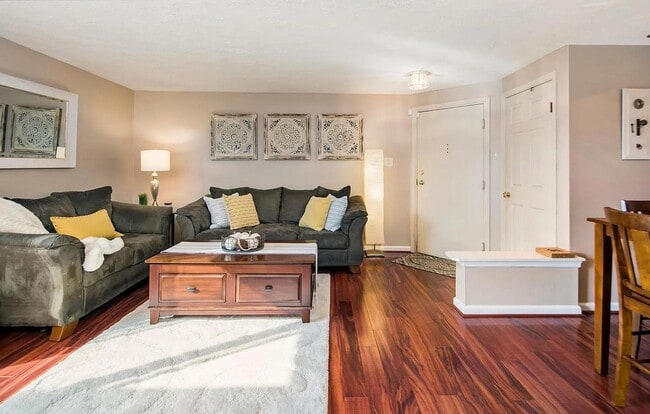 Building Photo - Well maintained condo in established Frederick neighborhood available mid April!