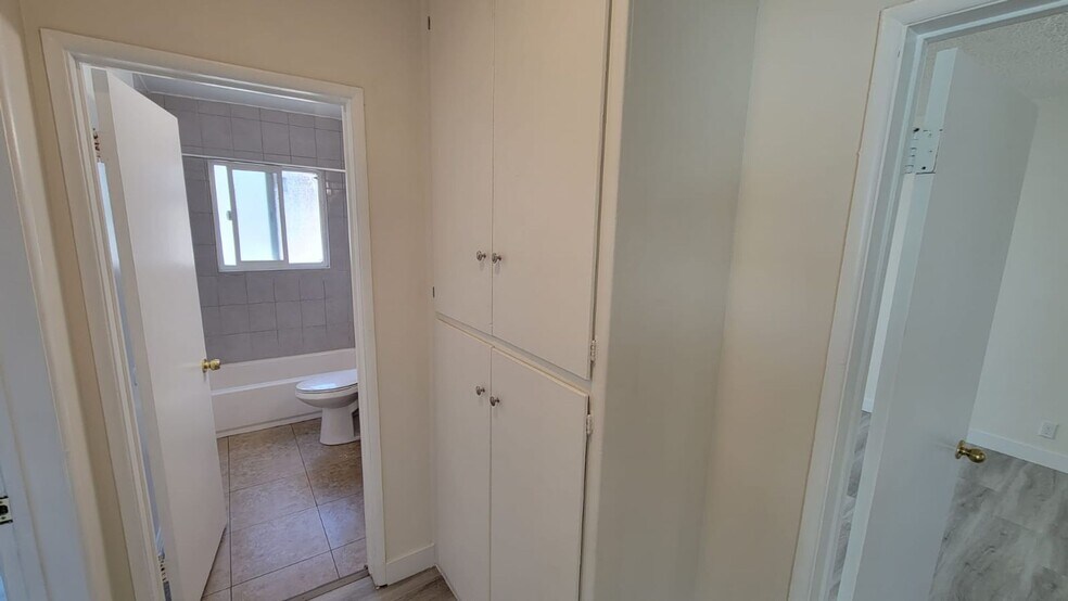 Building Photo - 13129 Oxnard St