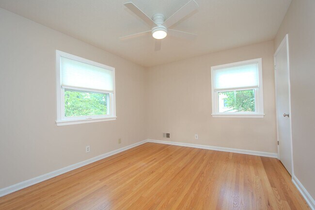Building Photo - Recently Updated! 4 Bed/2.5 bath