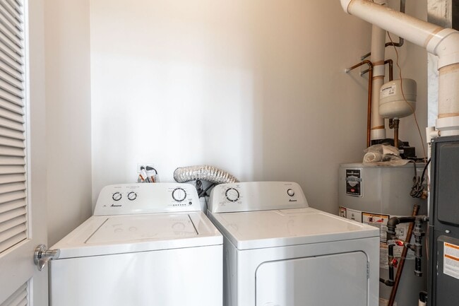 Building Photo - Spacious 3 Bed 2 Bath Duplex Up, In unit W/D in Humboldt Park!