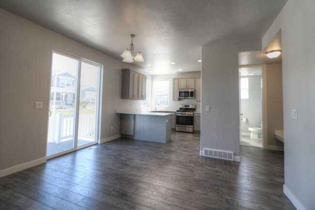 Building Photo - $200 Off First Month Rent! Stunning Lehi Home