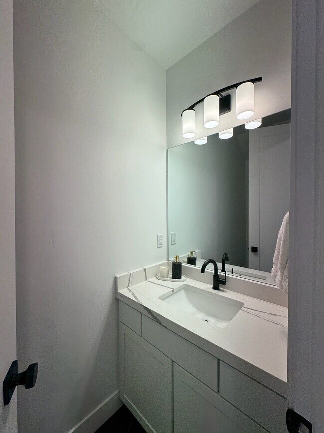 Building Photo - "Spacious 4-Bed Townhouse with Scenic Views & Rooftop Patio in American Fork!"