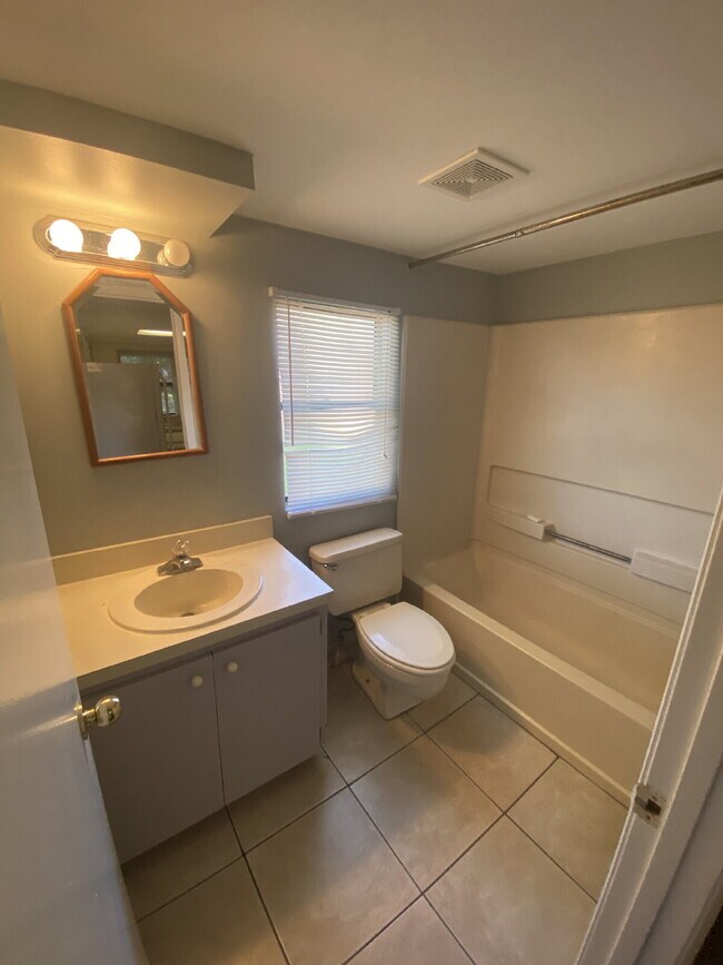 Building Photo - "Charming 1-Bedroom Retreat with Full Bath...