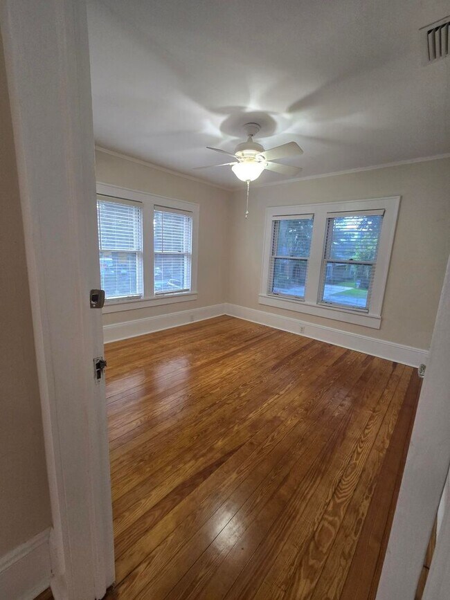 Building Photo - C1122 Woodbury Row