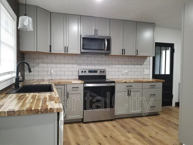 Building Photo - 621 Arlington Ave