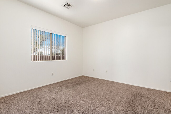Building Photo - House For Rent