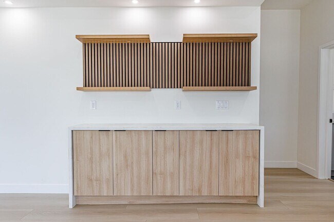 Building Photo - Luxury 3-Bed Townhome-Style Retreat in Hol...