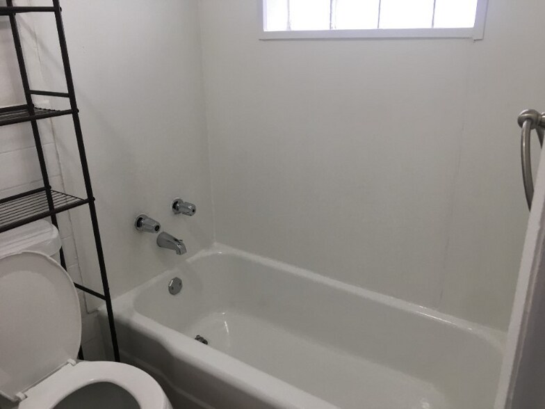 Building Photo - 100 Vana Dr