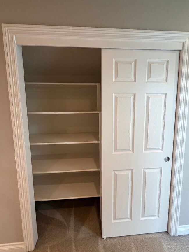 Building Photo - 5 Bedrooms and 2.5 Bathrooms with Views of the Rolling Hills of Corvallis Country Club