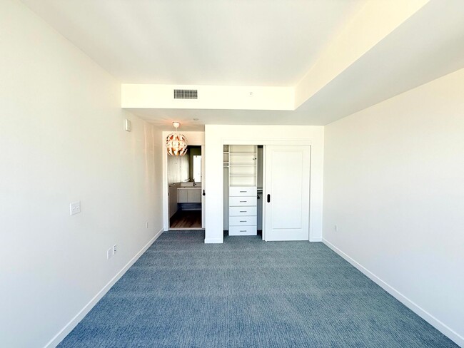 Building Photo - Very Unique Spacious Two Bedroom - Two bath luxury Condo with Views and Pool