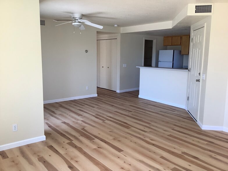 Building Photo - 604 N Bagby Dr