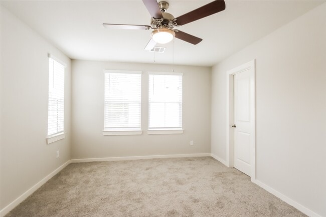 Building Photo - 9835 Willow Creek Commerce Dr