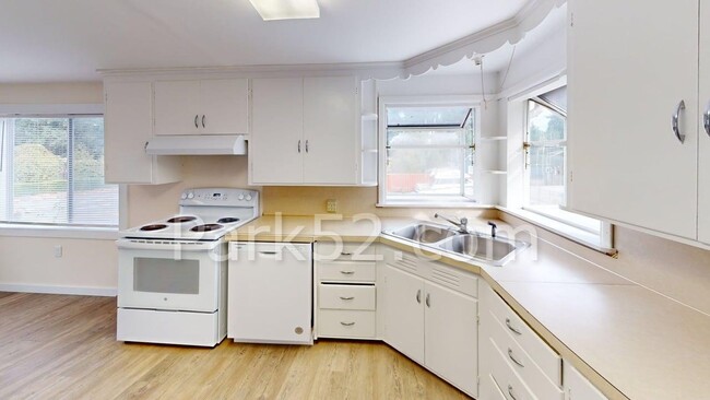 Building Photo - Small Pet Friendly - 2 Bedroom Single Fami...