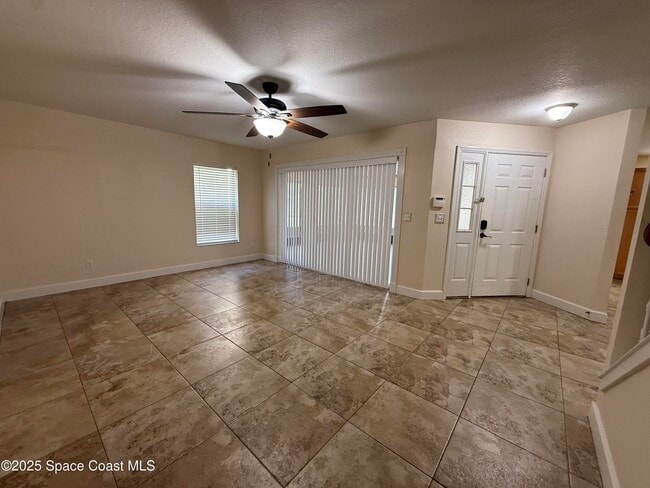 Building Photo - 2613 S Park Ave