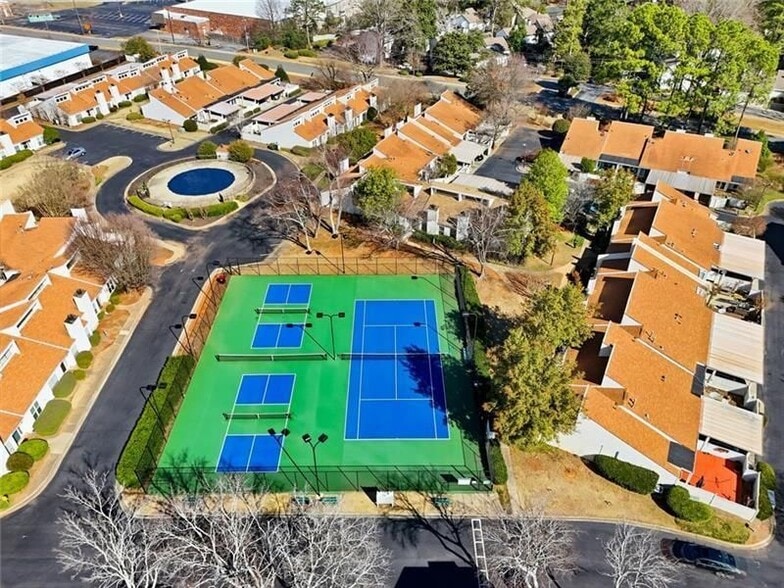 Building Photo - 813 Serramonte Dr