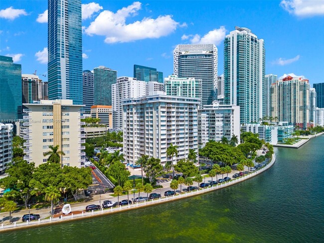 Building Photo - 1420 Brickell Bay Dr