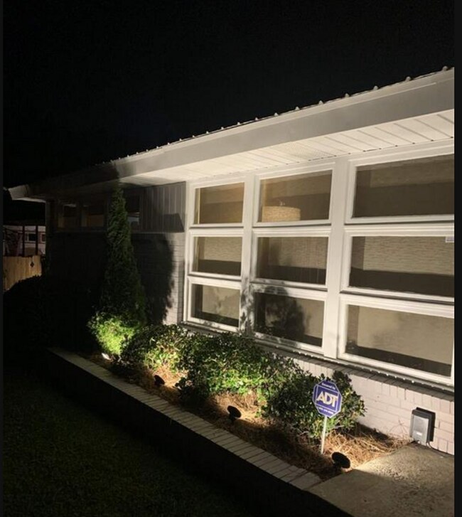 Building Photo - MOVE IN SPECIAL!! LIMITED TIME ONLY!! FIRS...