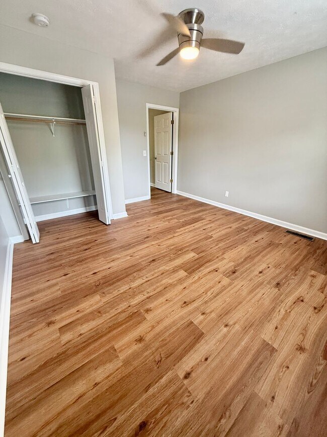 Building Photo - 3 Bedroom 2.5 Bath House + Garage + Fenced...