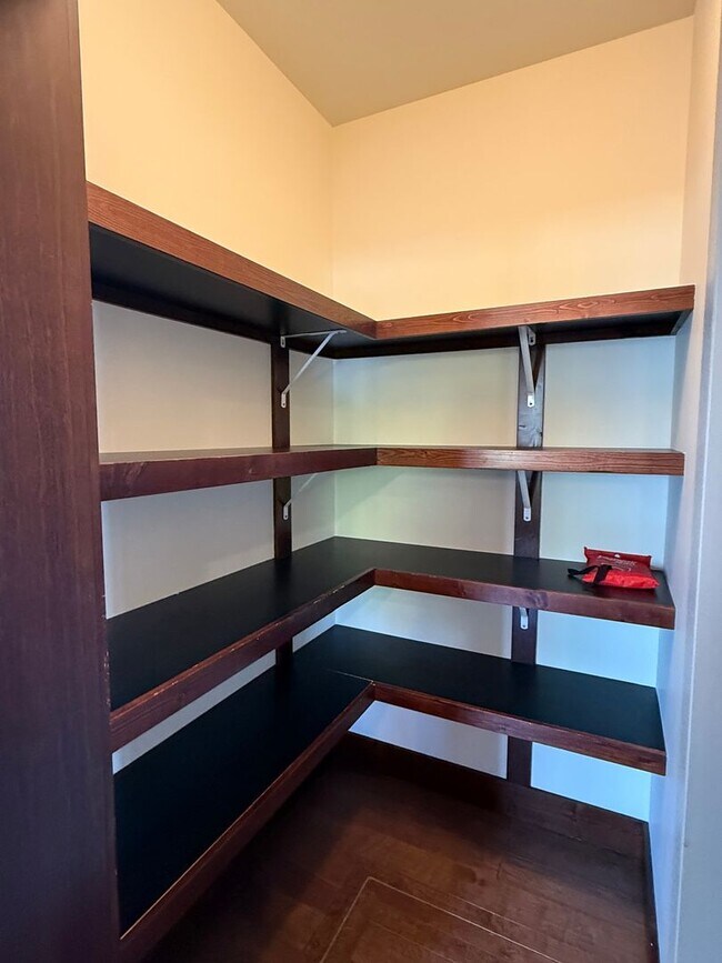 Building Photo - 5 bedroom 2.5 Bath home in Bozeman with at...