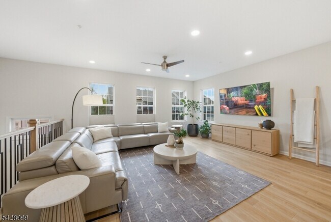 Building Photo - 19 Dahlia Dr