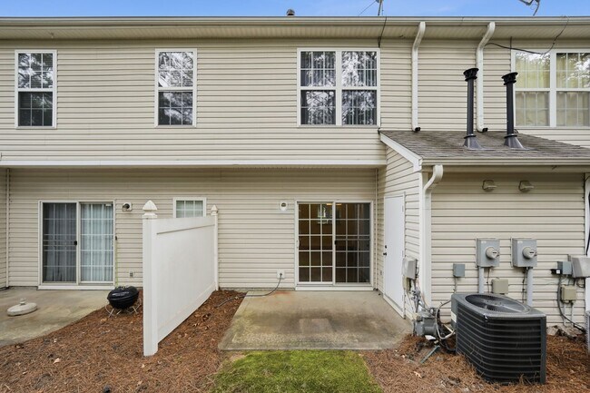 Building Photo - Beautiful Matthews Townhome with Updated Interior & Community Pool
