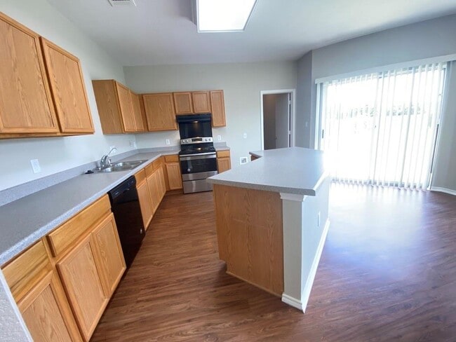 Building Photo - 330 Mistletoe Ln