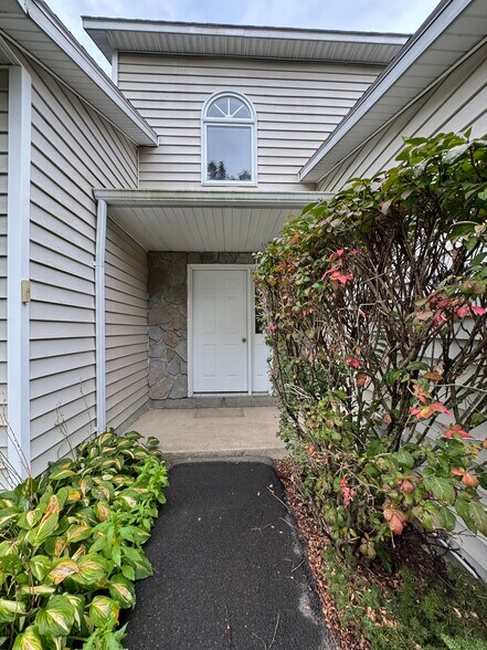 Building Photo - 3 Woodside Dr