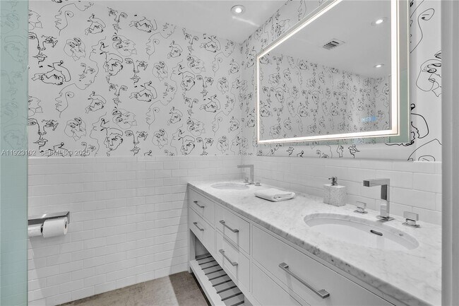 Building Photo - 725 W 49th St