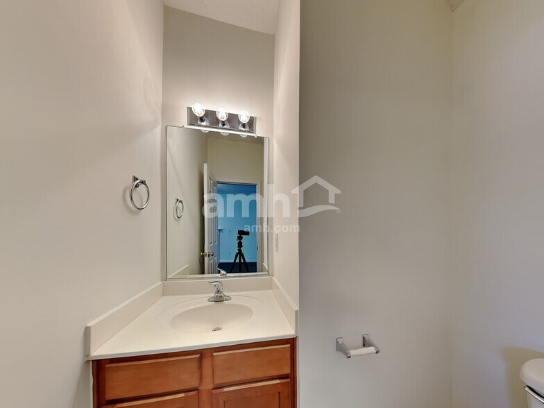 Building Photo - 6016 Glen Way Dr