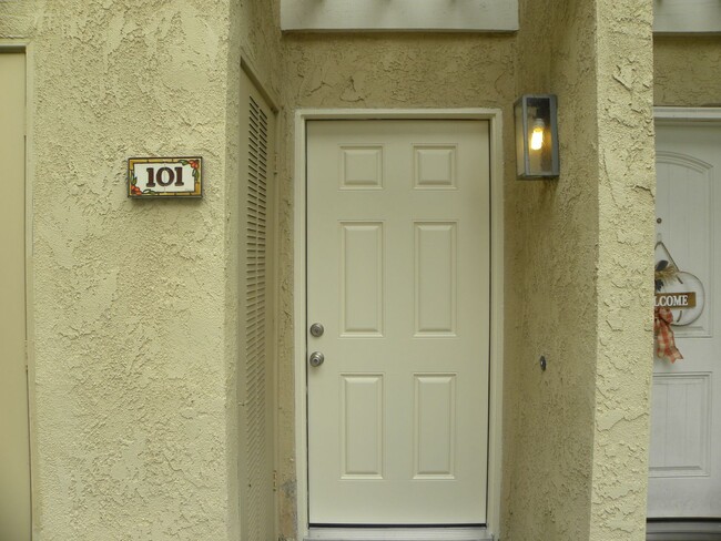 Building Photo - Lovely 1 Bed 1 Bath 2 Story Condo in Irvine