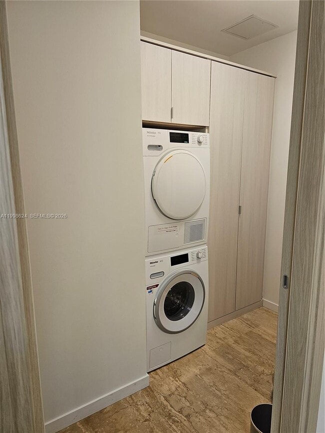 Building Photo - 1000 Brickell Plaza