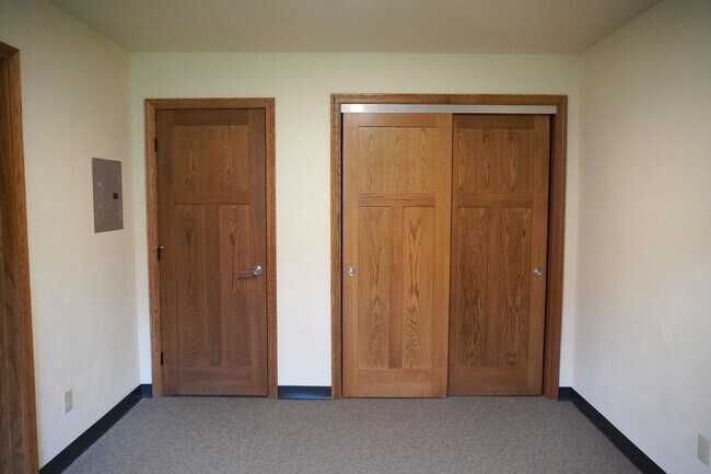 Building Photo - 1 Bedroom 1 Bath Apartment Available- All Utilities Included