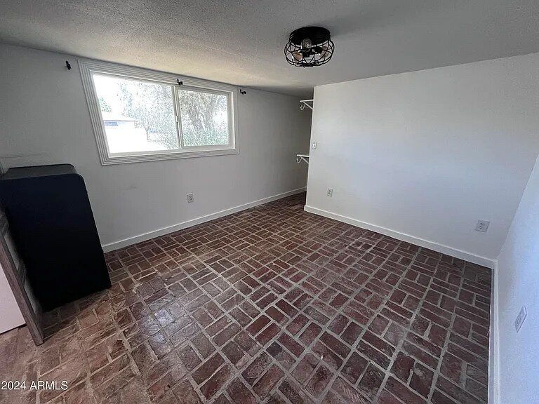 Building Photo - 2102 W Minnezona Ave