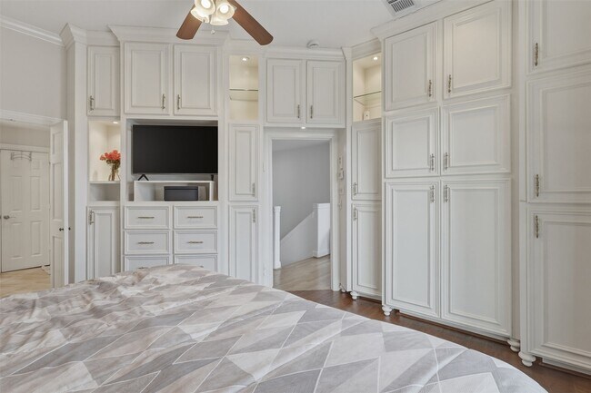 Building Photo - 5515 Venice St