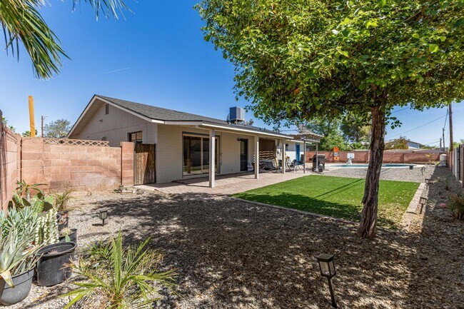 Building Photo - 319 E Riviera Dr